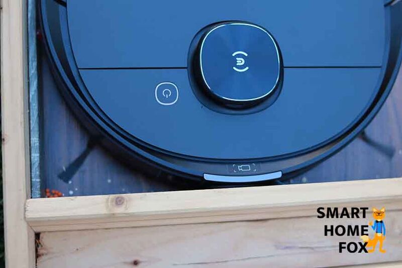 Der Ecovacs Deebot T9 AIVI reinigt in einer Ecke.